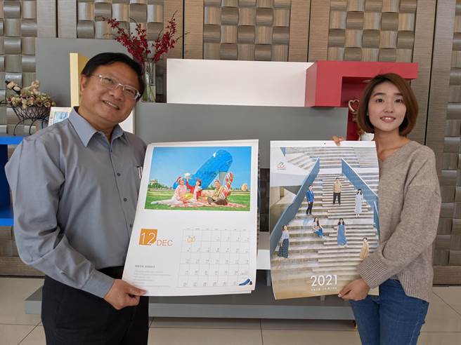 云嘉南滨海国家风景区管理处盘点辖区12个精选景点，制作2021月历及桌历，还找来云管处的7、8年级生员工担任模特儿，仿效网红取景拍美照，成品很有专业水准。（庄曜聪摄）