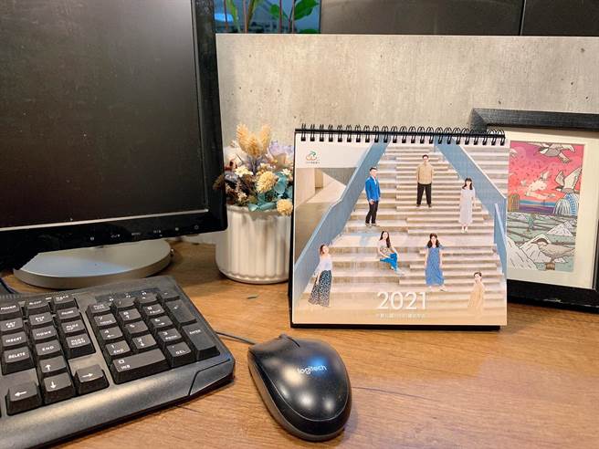 云嘉南滨海国家风景区管理处盘点辖区12个精选景点，制作2021月历及桌历，还找来云管处的7、8年级生员工担任模特儿，仿效网红取景拍美照，成品限量发行，民眾完成指定任务就能拿到。（云管处提供／庄曜聪台南传真）