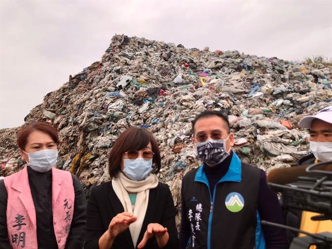 云林县元长乡垃圾山几乎与高铁高架桥同高，立委苏治芬（左二）邀环保署整顿。（立委苏治芬提供／张朝欣云林传真）