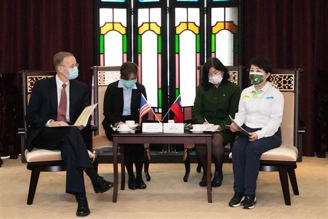 美国在台协会处长郦英杰（左）16日到台中市政府拜访市长卢秀燕（右）。（图／本报系资料照）