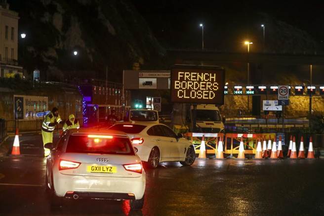 法国周日关闭与英国边境。(美联社)