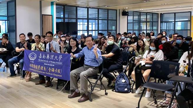 嘉南藥理科技大學休閒保健管理系邀請世界旅遊小姐台灣代表張宇彤蒞臨演講。（嘉藥休閒系提供／洪榮志台南傳真）