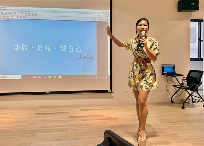 世界旅遊小姐台灣代表張宇彤的演講，成功吸引同學們的專注力。（嘉藥休閒系提供／洪榮志台南傳真）