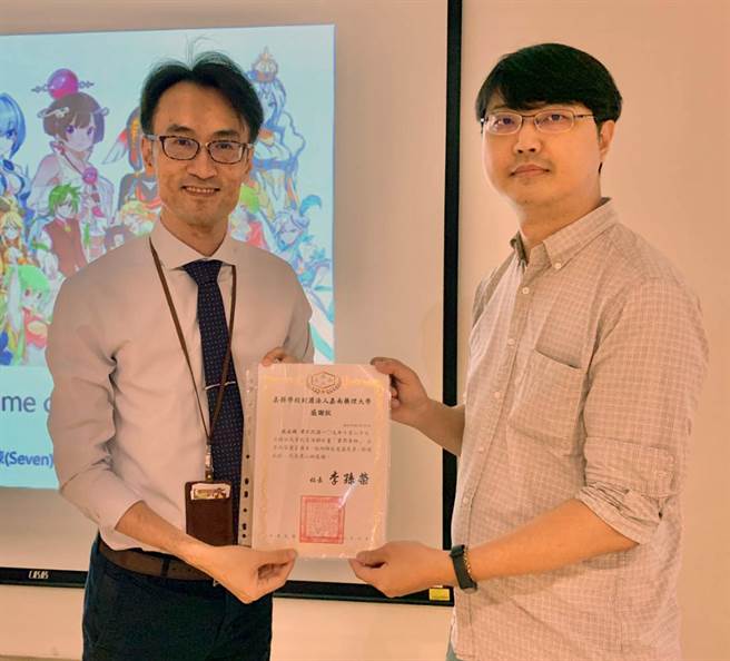 卡米客動漫公司共同創辦人暨執行長戚成棟（右）分享斜槓青年在休閒娛樂的就業到成功創業。（嘉藥休閒系提供／洪榮志台南傳真）