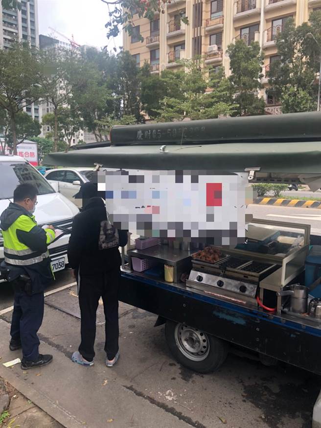 违规摊贩占用道路营业，林口警对于违规占路摊商开单告发。(警方提供)