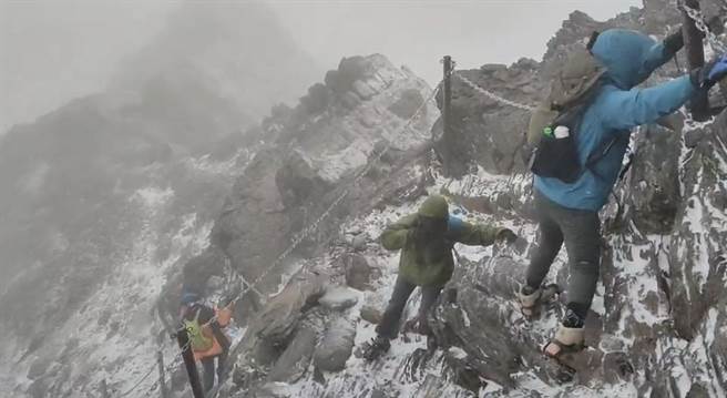 玉山下雪了！雪地溼滑，雪攀山友要注意安全。（山友潘俊宏提供／廖志晃南投传真）