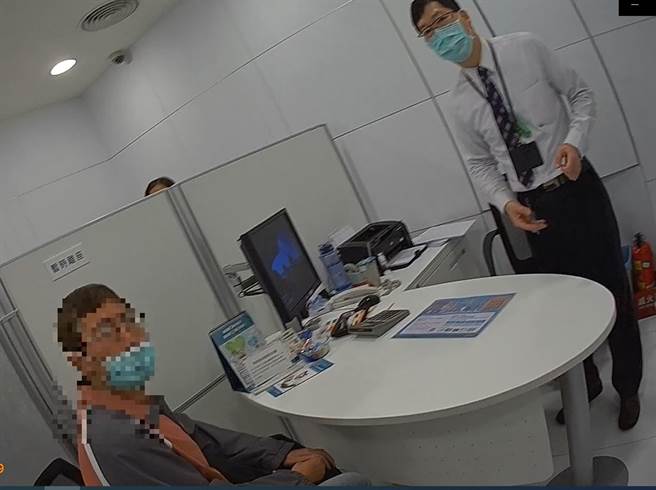 许男（左）网路交友认识一名外籍男子，该男假藉需要医药费诈骗许男48万元，幸警方与行员合作成功阻诈。（雾峰分局提供／黄国峰台中传真）