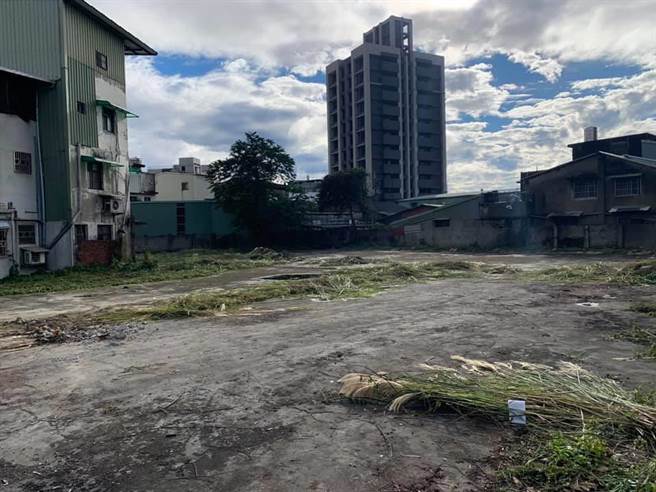 国有财产署的这块閒置空地，因长期未整理，杂草丛生、垃圾堆积，在地人士争取绿家园专案经费，预计明年1月将脏乱点变身为社区乾净绿地。（图由土城区公所提供）