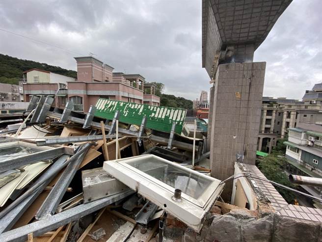 五股豪华违建内被查获涉嫌吸毒，事后违建被移送公安小组而遭全部拆除剷平。（工务局提供／李俊淇新北传真）