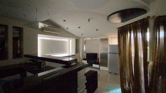 五股区民宅公寓顶楼加盖违建，室内豪华装潢犹如小型招待所，遭土城分局现场查获拥有二、三级毒品，遭移送公安小组强制拆除。（工务局提供／李俊淇新北传真）