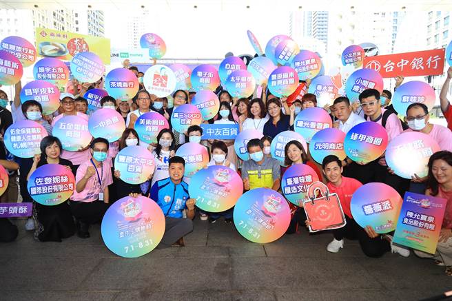 2020台中购物节创下消费佳绩，台中市长卢秀燕带头拚行销，突围后疫情期间的闷经济。（卢金足摄）