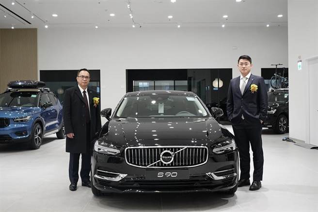 国际富豪汽车总裁陈立哲先生(左)与凯锐汽车董事长林传凯(右)，一齐宣布VOLVO凯锐新庄全新VRE旗舰展示中心暨服务厂开幕。图／业者提供