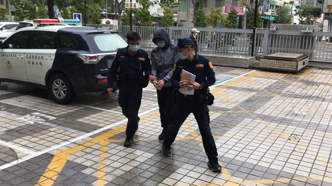 林姓驾驶21日坦承当时赶时间，车速约80公里，看见情侣时根本来不及煞车，讯后被依过失致死罪谕知10万元交保。（袁庭尧摄）