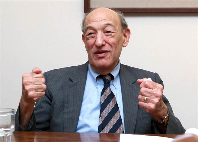 美国知名大陆问题专家、哈佛大学荣休教授傅高义20日去世，大陆外交部、驻美大使均表示哀悼。（图／郑履中摄）