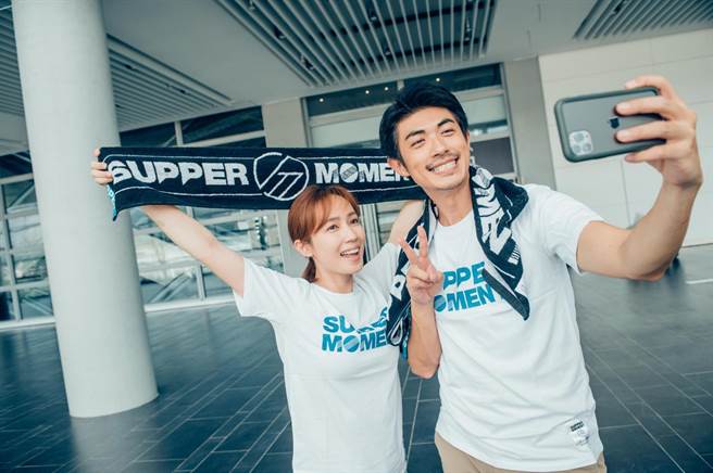 小薰与梁正群在〈Yes I Do〉MV中饰演情侣。（杰威尔音乐提供）