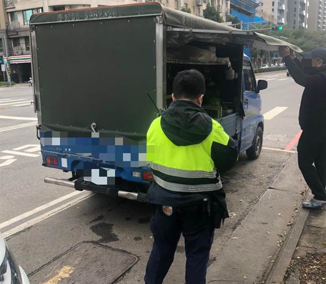 违规摊贩占用道路营业，林口警主动强力执法还路于民。(警方提供)