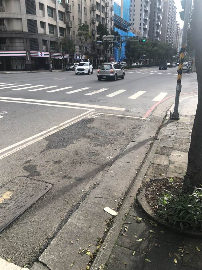 违规摊贩占用道路营业，经林口警强力取缔后，道路旁停车格已无摊贩。(警方提供)
