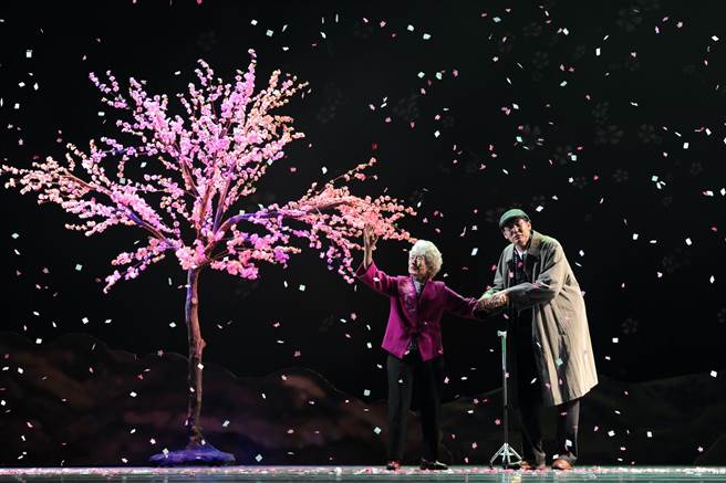 风田（右）在舞台剧《一夜新娘》与谭艾珍有对手戏。（故事工厂提供）