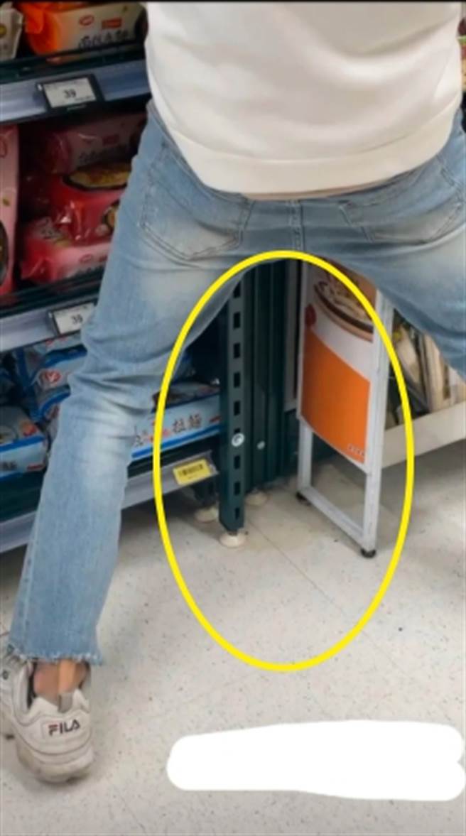 几名高中生在高雄家乐福鼎山店卖场内，公然就地对着货架小便，甚至还坐在地板上抽菸。(摘自Dcard)