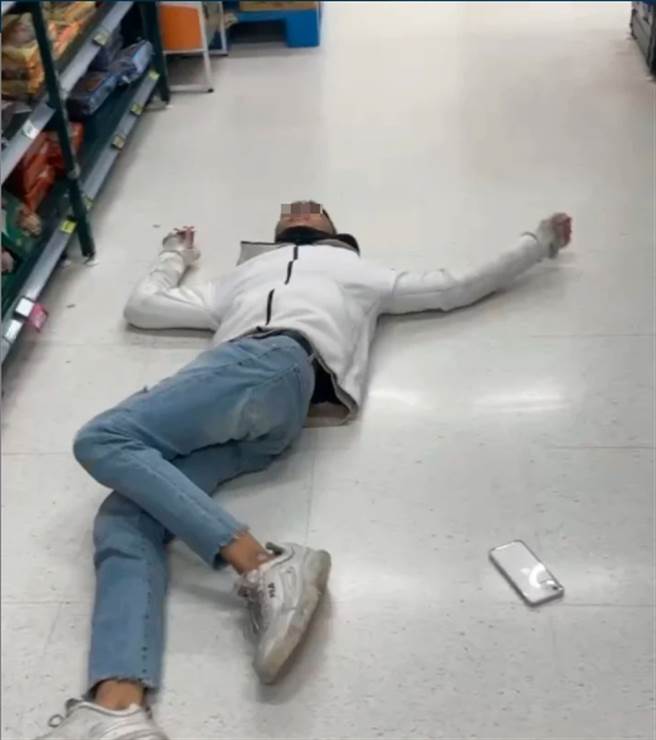 几名高中生在高雄家乐福鼎山店卖场内，公然就地对着货架小便，甚至还坐在地板上抽菸。(摘自Dcard)