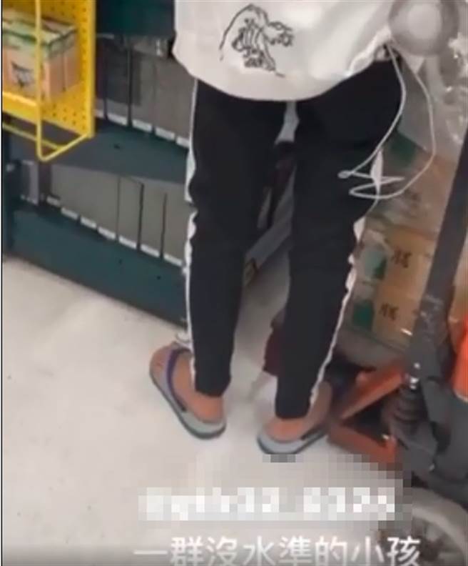 几名高中生在高雄家乐福鼎山店卖场内，公然就地对着货架小便，甚至还坐在地板上抽菸。(摘自Dcard)