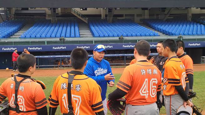 林家纬（中）指导基层棒球选手。（富邦悍将提供）