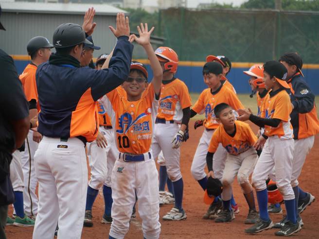 NBA港湖社区红队在延长赛力退大丰悍将。（学生棒球联盟提供）