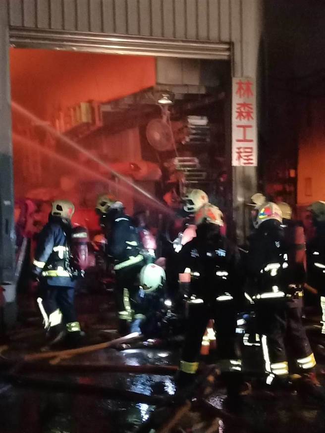 新北市五股区中直路某铁皮屋工厂今（21日）晚间8时许传出火警，火势由铁皮屋内往外延烧。（翻摄）