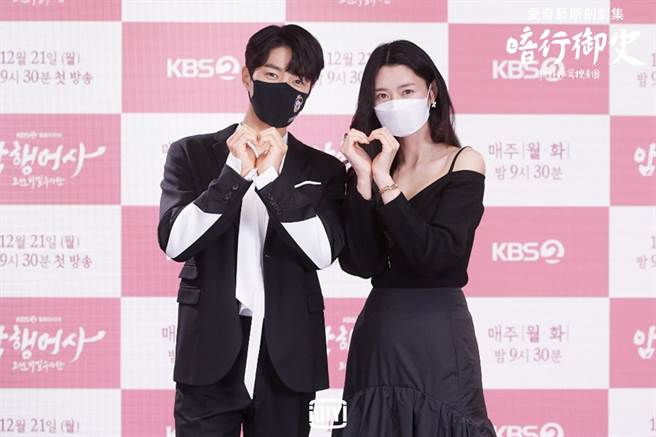 金明洙和权娜拉21日出席记者会。（爱奇艺国际站提供）