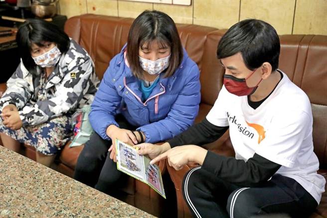 秀秀（中）和黄子佼（右）分享多张出国比赛的奖状。(台湾世界展望会提供)