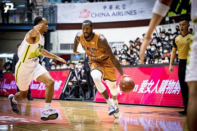 PLG联盟官方认错少记里德1助攻，如今还了他「公道」之后，也让里德成为PLG史上首位拿下大三元的球员。(PLG提供)