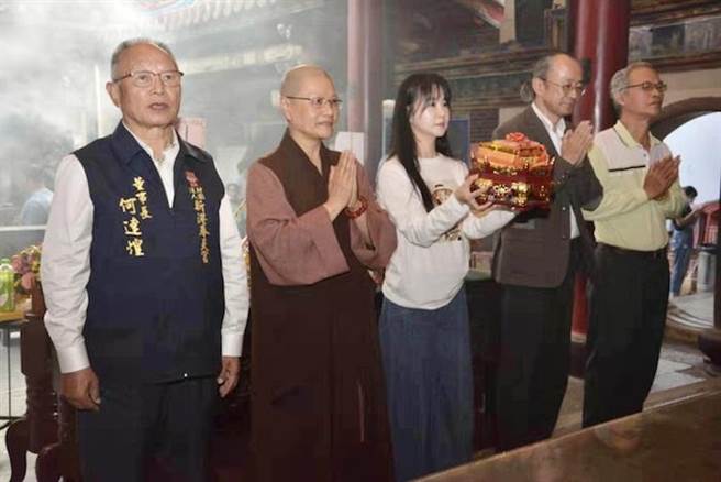 财团法人嘉义县新港奉天宫董事会董事长何达煌（左起）、依觉法师、张如君及黎道峰、叶振学校长。(中华全球城市选拔协会提供)