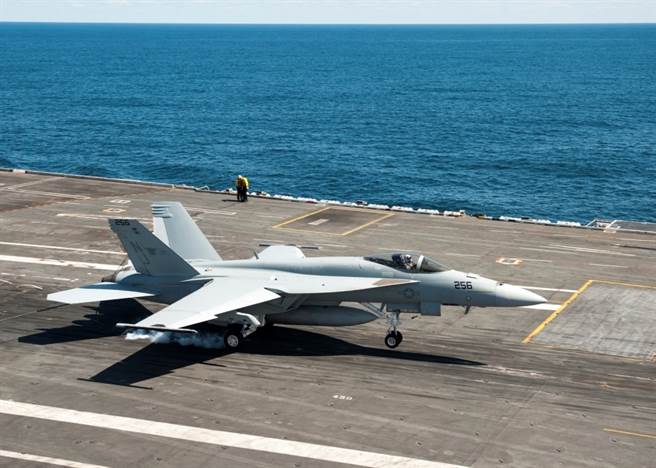 印度海军有意购买F/A-18E以填补MiG-29不足。图为美军的超级大黄蜂降落于航舰「布希号」(CVN 77)瞬间。(图/DVIDS)
