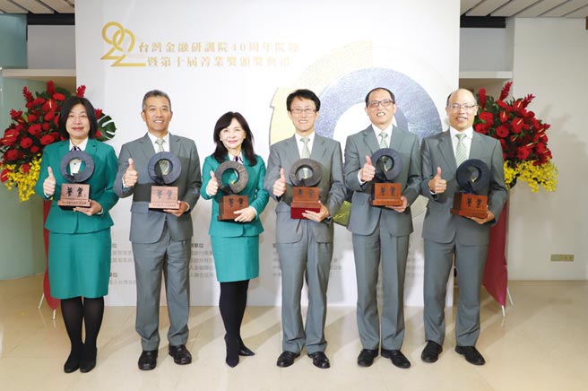 玉山金控获菁业奖六项大奖，玉山金控总经理陈美满（左三）、玉山银行总经理陈茂钦（左四）率团队领奖。图／玉山金控提供