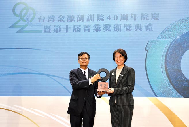 永丰金控及旗下子公司永丰银行分别荣获「最佳ESG奖」及「最佳数位金融奖」优等殊荣，永丰金控董事长陈思宽（右）出席颁奖典礼。图／永丰金控提供