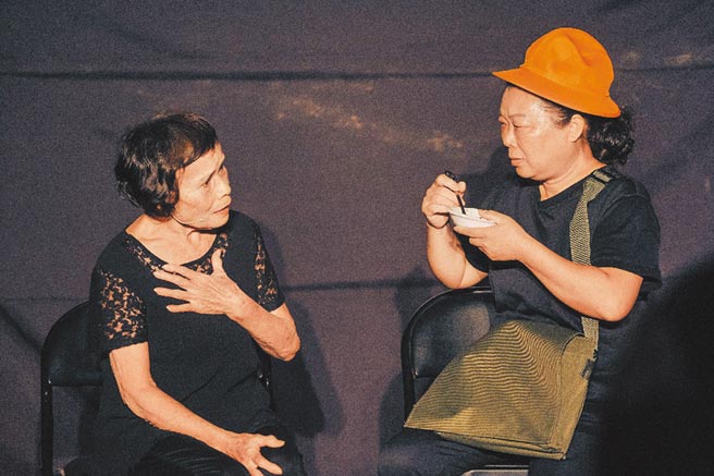 素人歷经12周戏剧辅疗课程，蜕变成舞台剧最佳演员。图／远雄人寿提供