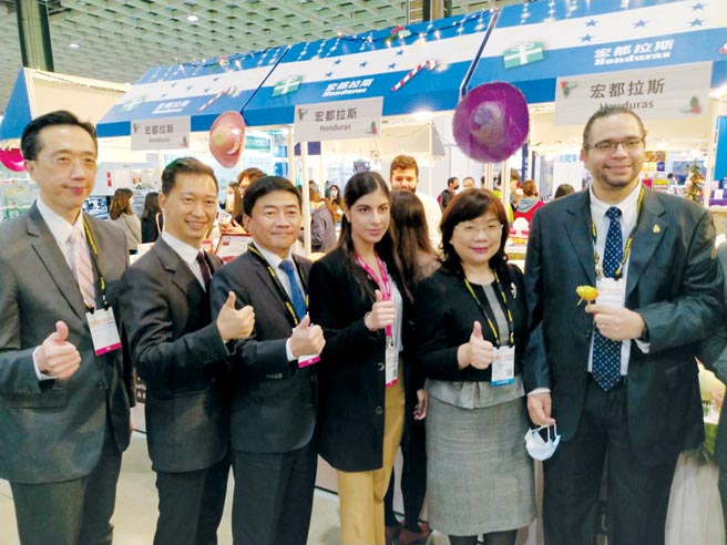 外交部北美司司长徐佑典（左起）、中美洲经贸办事处主任廖鸿达、外交部亚西及非洲司大使胡正浩、尼加拉瓜驻台大使Mirna Rivera、外交部拉美司大使谢妙宏、宏都拉斯驻台参事Juan Carlos于食品展合影。图／陈昌博