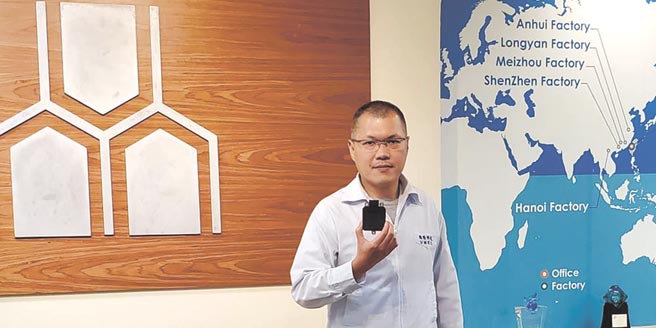 环科副总欧仁杰，手拿公司生产的77/79GHz（十亿赫兹）毫米波雷达。图／刘朱松