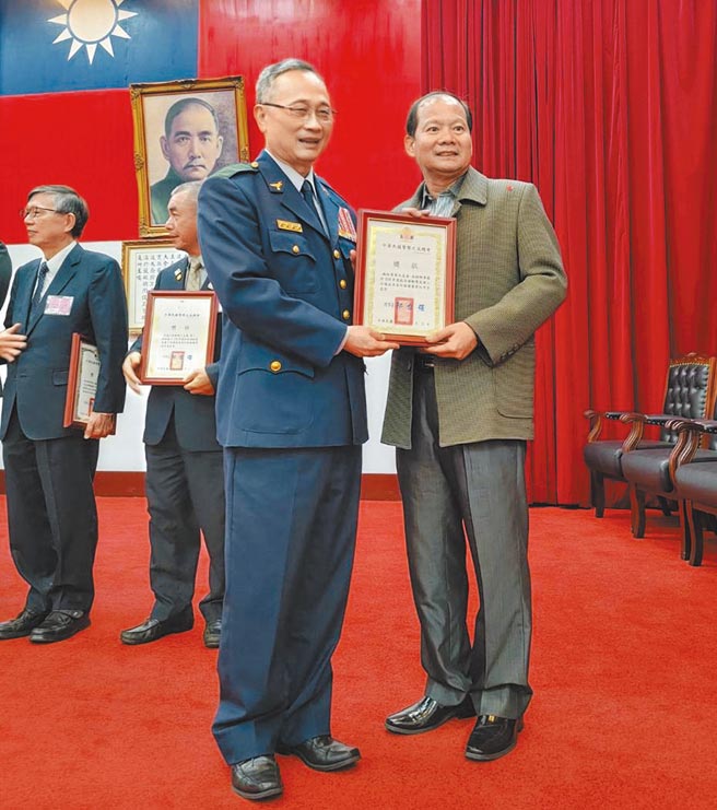信佳总经理黄锦耀（右），事业有成亦热心公益，获警政署长陈家钦（左）颁发铁路警察之友会绩优办事处及绩优干部奖。图／铁路警察警之友会提供