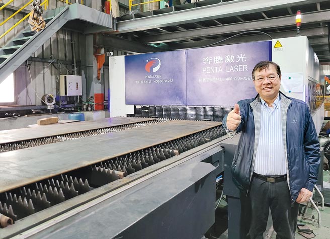 逢春钢业董事长罗时浩购入全台第一部义大利血统的「奔腾激光－光纤雷射切割机」，可切斜面、尖角，更厚及更长的钢铁板材，堪称最具弹性和最佳效率的精锐设备。图／王妙琴