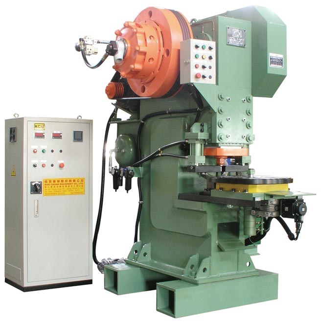 桂全採机械式传动设计的「NC圆盘冲孔机」，工件冲孔面平整无毛边，产能更高。图／桂全提供