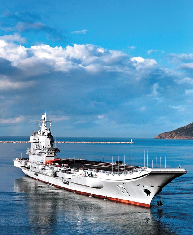 美国第七舰队马斯廷号驱逐舰前天才行经台海，中共第一艘国产航空母舰山东号（见图）随即于昨日由北向南穿越台湾海峡，南下演训。（新华社）