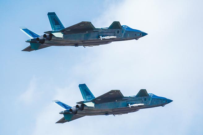 蔡英文总统指出，近一年来中共机舰的骚扰，确实比过去频繁许多，海军官兵为掌握每次共舰动态，不仅随时要停休、紧急召回出海，在海面上执行任务，有时一趟就是10余天才能靠港。图为空军歼-20战机进行挂弹飞行展示。（新华社）