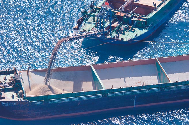 大陆抽砂船不仅在马祖海域抽砂，也会到澎湖海域，近日更有大批拖网渔船入侵澎湖南方四岛西吉屿南面海域。图为海巡署过去在澎湖七美取缔抽砂船情形。（海巡署提供）