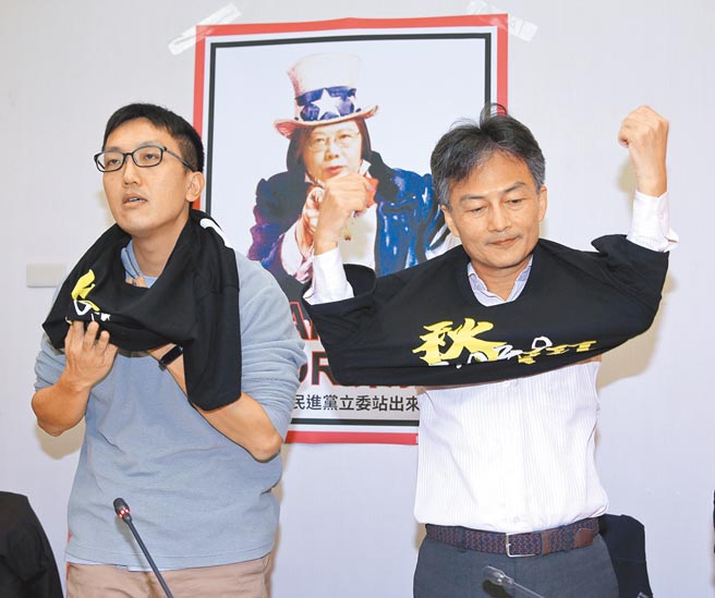 蘇偉碩（右）21日將赴AIT抗議萊豬進口。（本報資料照片）