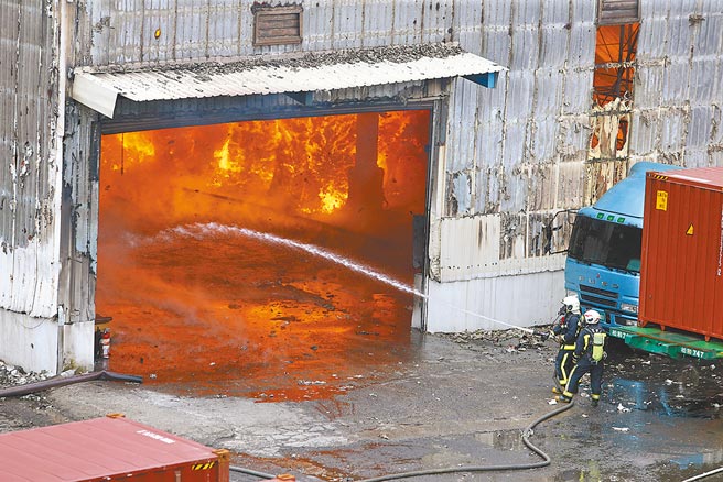 The Xufu Pharmaceutical Factory in Luzhu District, Taoyuan City, exploded at noon on the 20th, and the fire spread to four adjoining factories.  (Photo by Chen Qi)