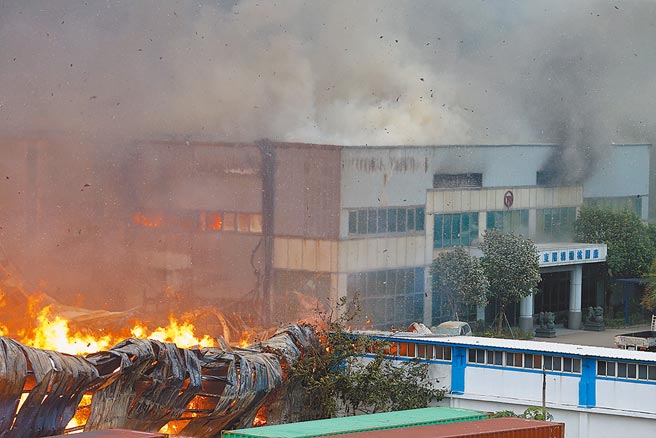 桃园市芦竹区旭富制药工厂20日中午爆炸，震耳欲聋的声响吓坏住户，火舌及浓烟直衝天际，火势延烧至隔壁4间工厂。（陈麒全摄）