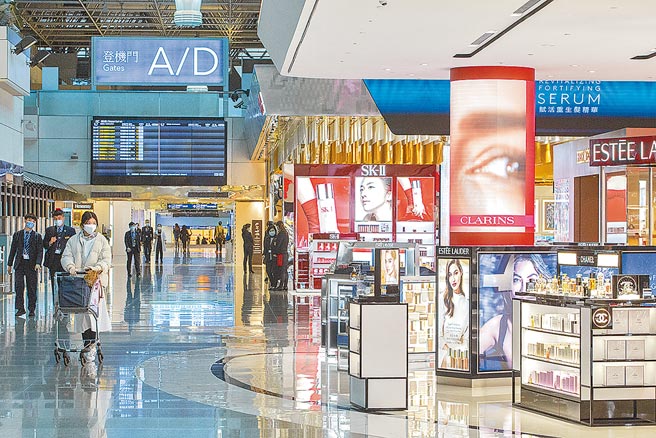 国际疫情严峻，开放边境尚无时间表，观光发展基金用罄，交通部观光局将一次举债5年共151亿元。图为桃园机场免税店区，因为没有旅客，显得格外冷清。（陈麒全摄）
