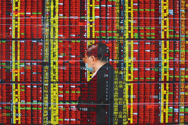台股来到高檔，日前包括台湾综合研究院创办人刘泰英等人示警台股可能有崩盘危机，但市场仍看好科技股。图为台股开盘交易。（本报资料照片）