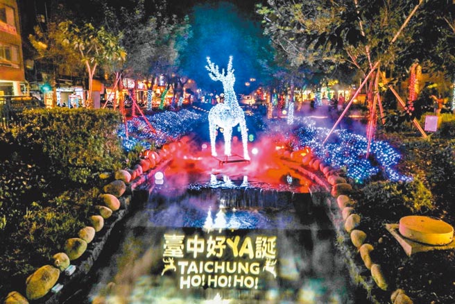 「2020台中好YA诞」高达4公尺的「神秘白驯鹿」出没绿川河道中央。（卢金足摄）